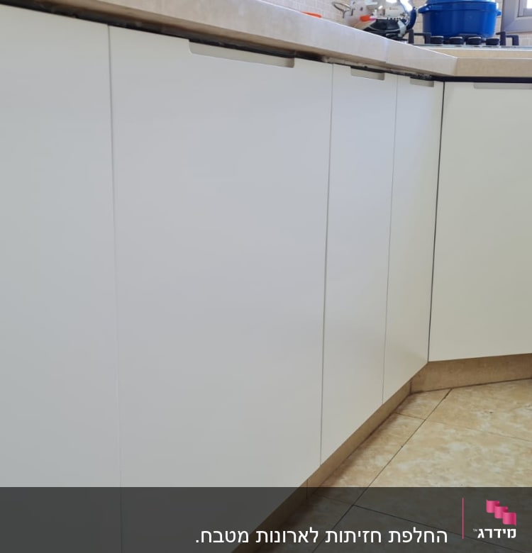 ארונות מטבח לבנים עם משטח עבודה בהיר